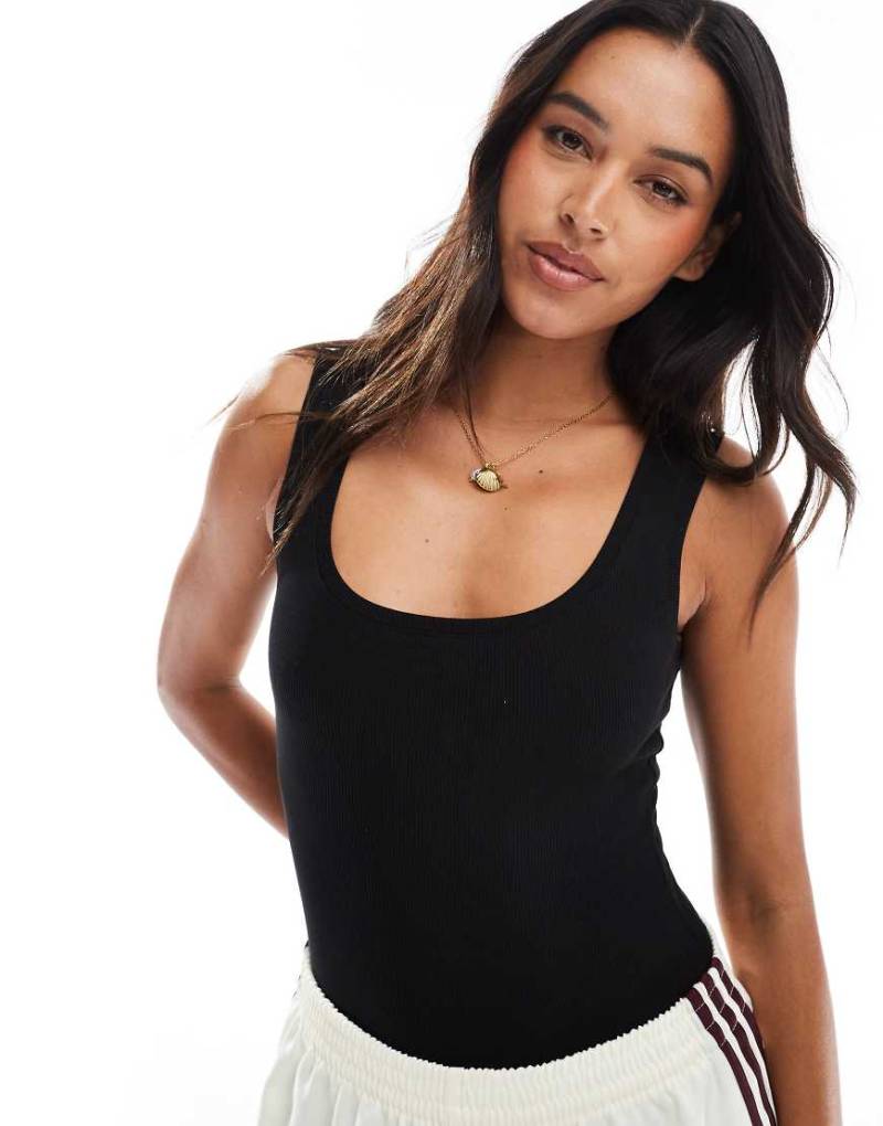 Miss Selfridge - Body in Schwarz mit weitem U-Ausschnitt von Miss Selfridge