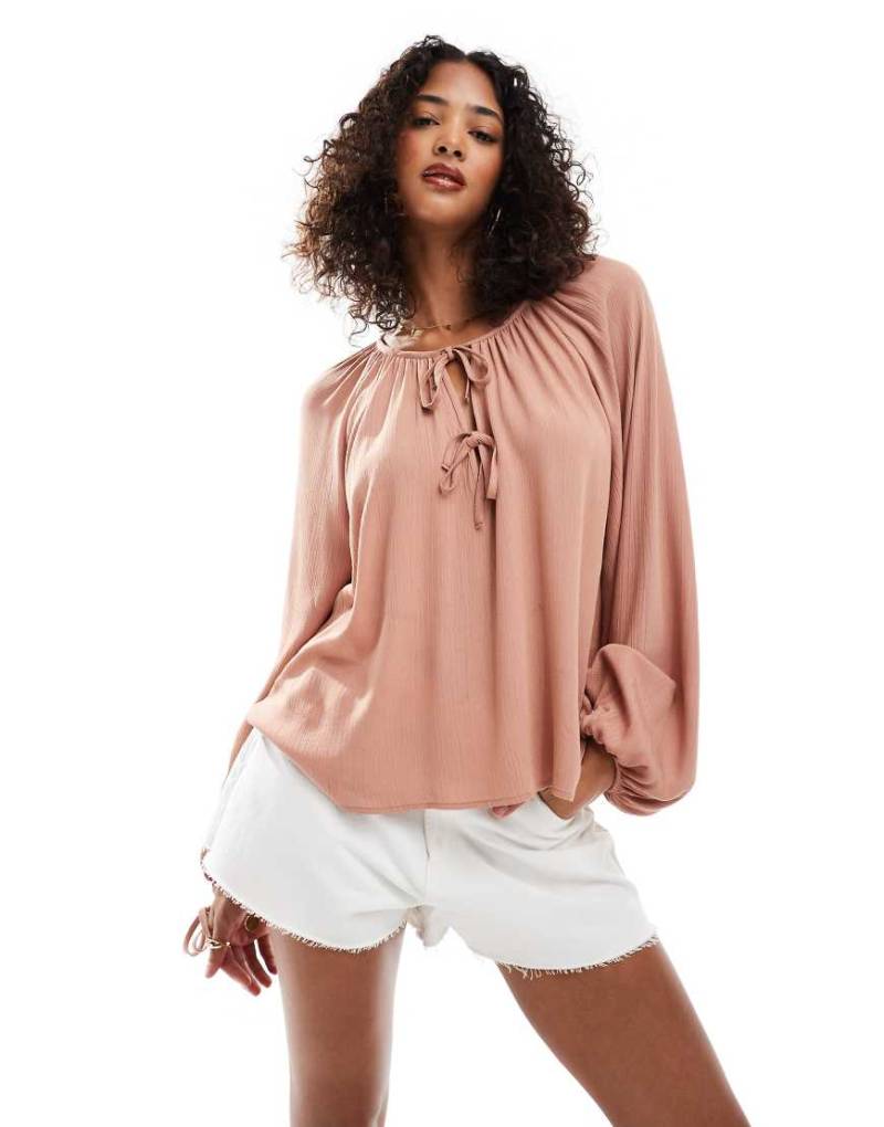 Miss Selfridge - Boho-Bluse in Schokobraun mit gebundener Vorderseite und Ballonärmeln von Miss Selfridge