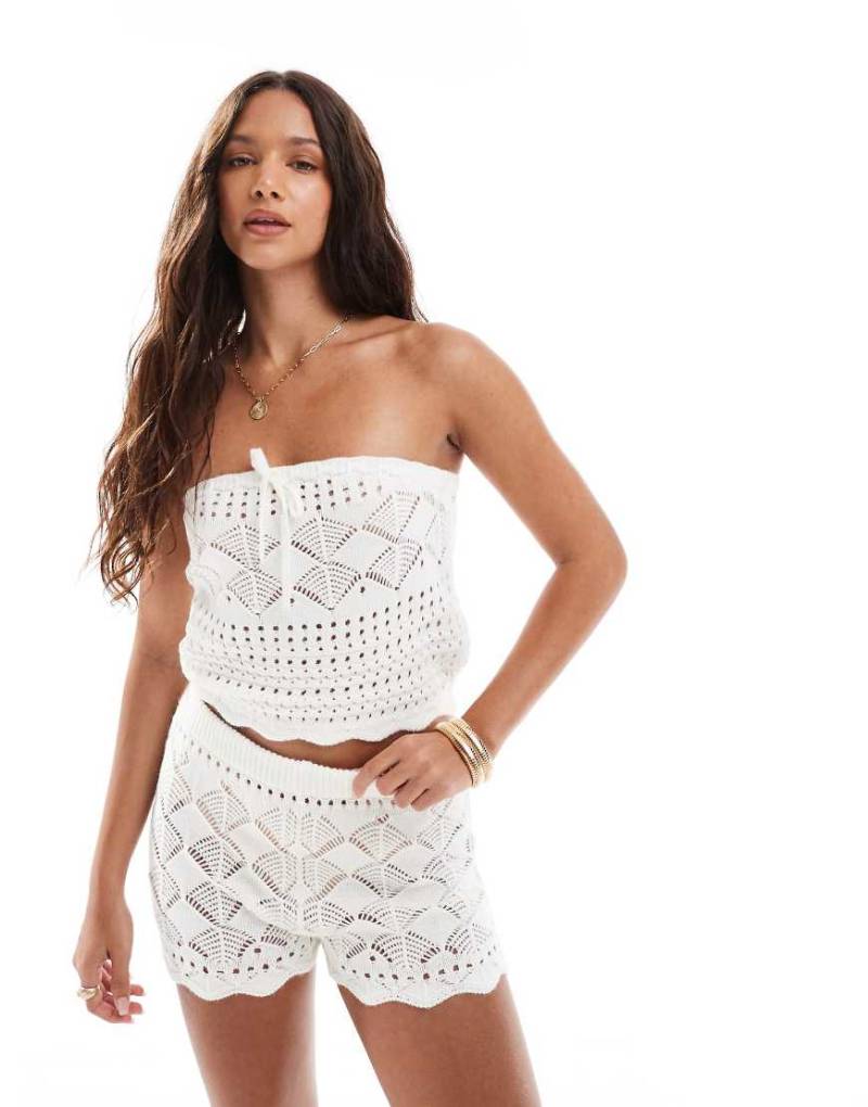 Miss Selfridge - Booty-Strand-Shorts aus Häkelstrick in Cremeweiß, Kombiteil von Miss Selfridge