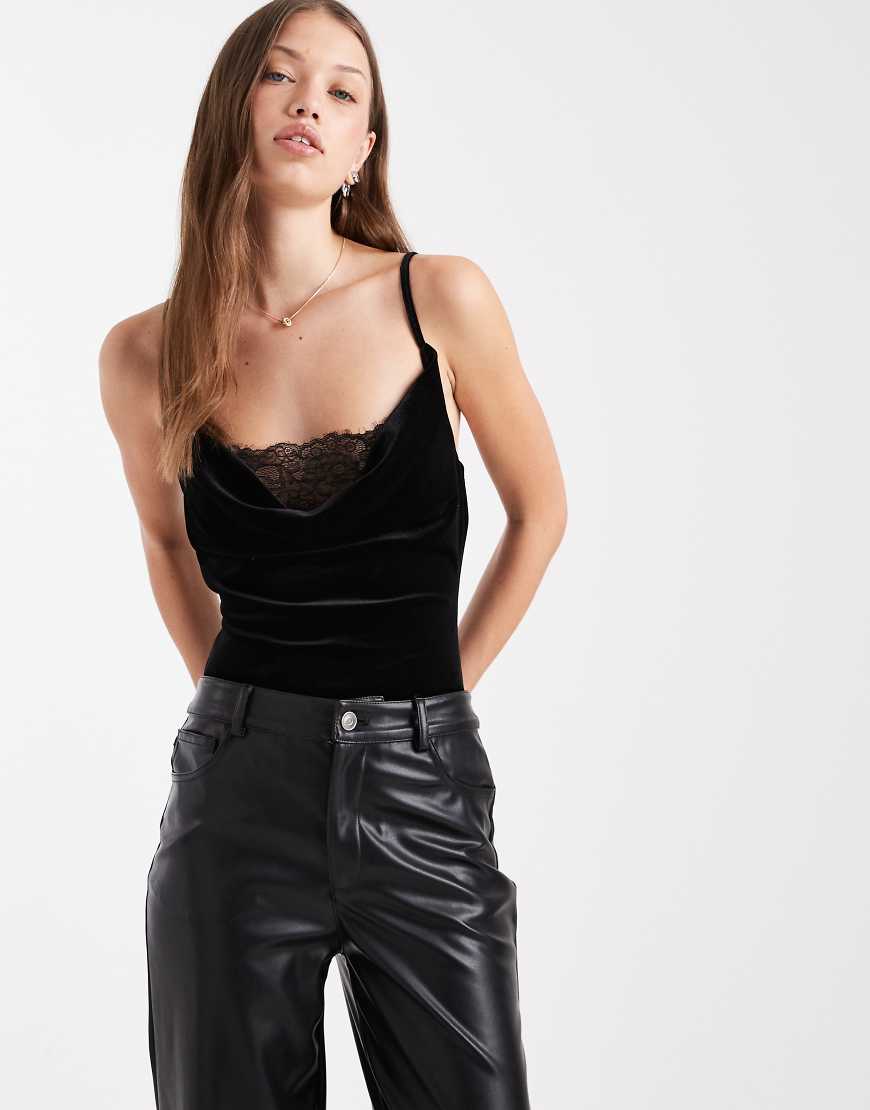 Miss Selfridge - Camisole-Body in Schwarz aus Samt mit Spitzendetail von Miss Selfridge