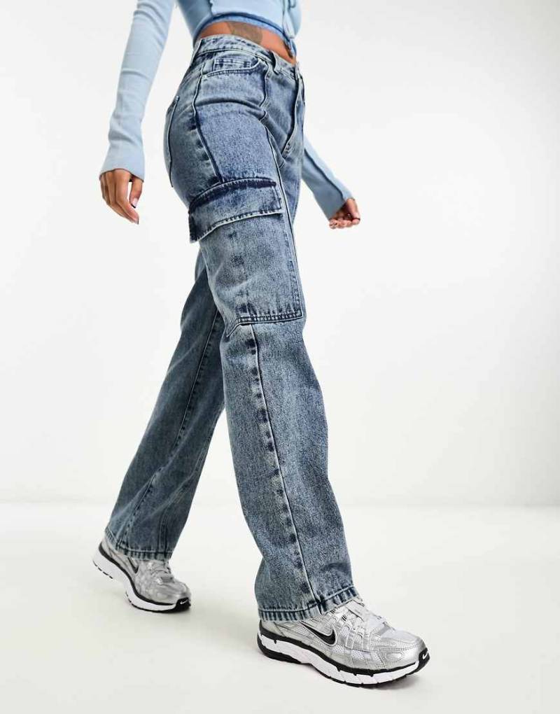 Miss Selfridge - Cargo-Jeans in blauer Waschung mit geradem Schnitt Miss Selfridge - Cargo-Jeans in blauer Waschung mit geradem Schnitt von Miss Selfridge