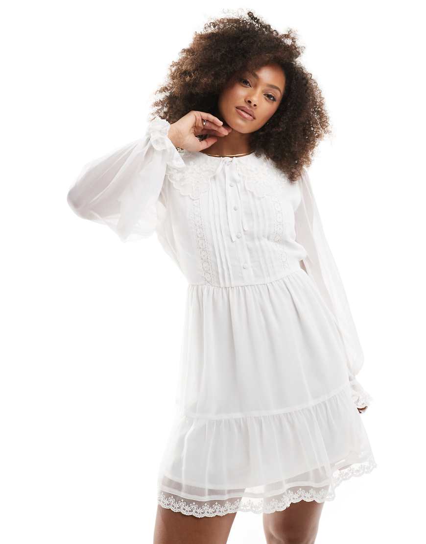 Miss Selfridge - Chiffon-Minikleid in Weiß mit Kragendetail-Bunt von Miss Selfridge