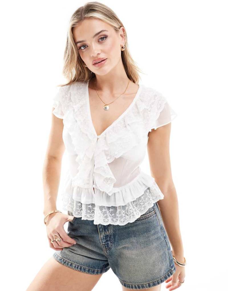 Miss Selfridge - Chiffonbluse in Elfenbein mit Rüschen und Spitzenbesatz-Weiß Miss Selfridge - Chiffonbluse in Elfenbein mit Rüschen und Spitzenbesatz-Weiß von Miss Selfridge