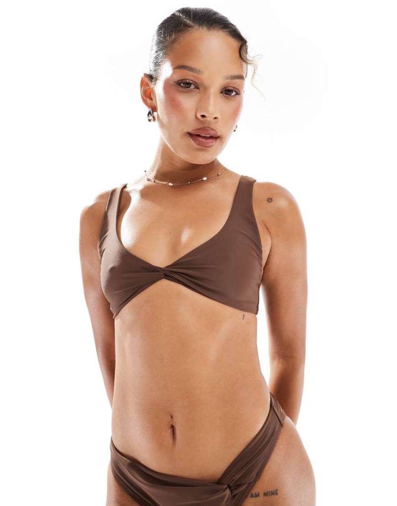 Miss Selfridge - Cropped Bikinioberteil in Schokobraun mit verdrehter Vorderseite von Miss Selfridge