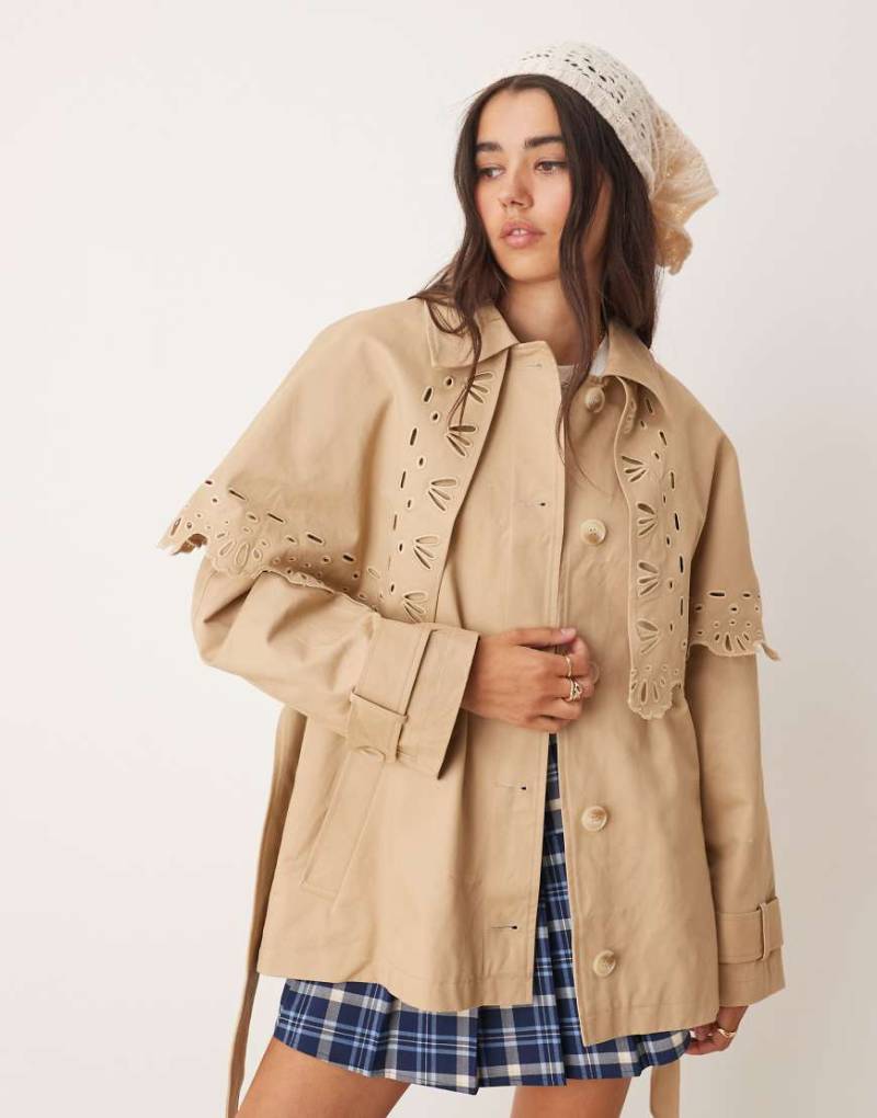 Miss Selfridge - Cropped Cape-Trenchcoat in Steinbeige mit Lochstickerei-Neutral von Miss Selfridge