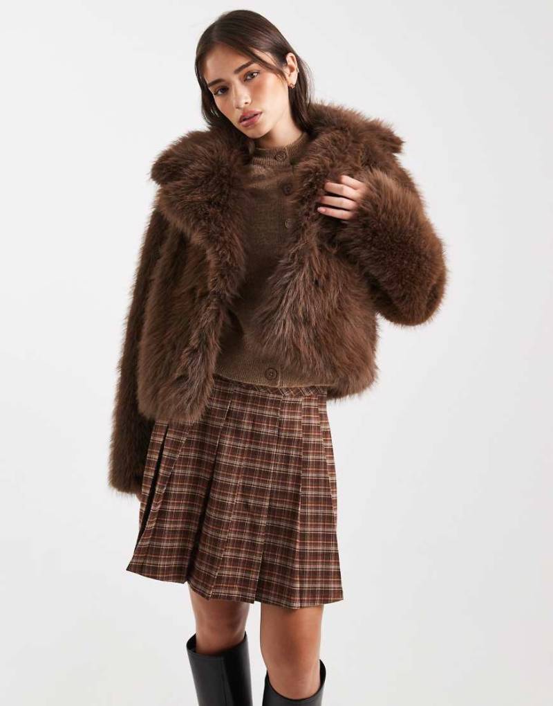 Miss Selfridge - Cropped-Jacke in Schokobraun aus Kunstpelz-Brown von Miss Selfridge