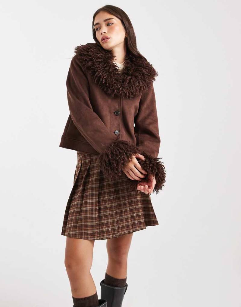 Miss Selfridge - Cropped-Jacke in Schokobraun aus Wildlederimitat mit mongolischem Kunstpelz-Kragen-Brown von Miss Selfridge