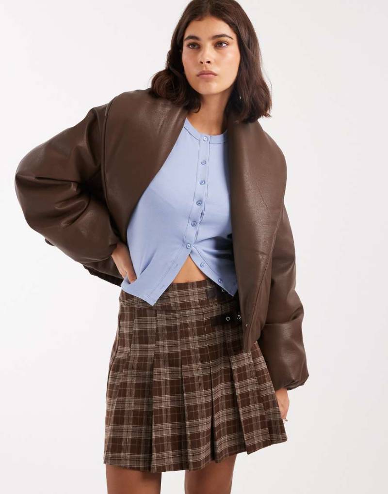 Miss Selfridge - Cropped-Pufferjacke aus Kunstleder in Schokobraun-Brown von Miss Selfridge