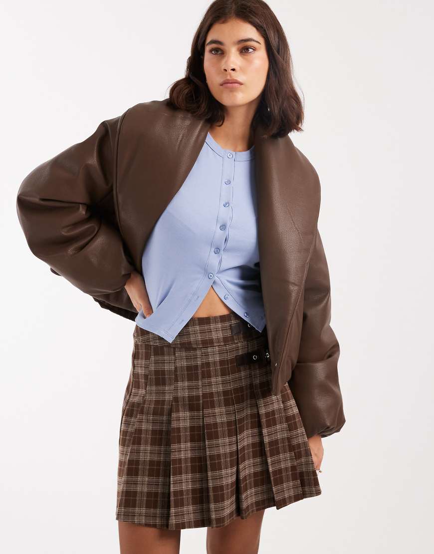 Miss Selfridge - Cropped-Pufferjacke aus Kunstleder in Schokobraun-Brown von Miss Selfridge