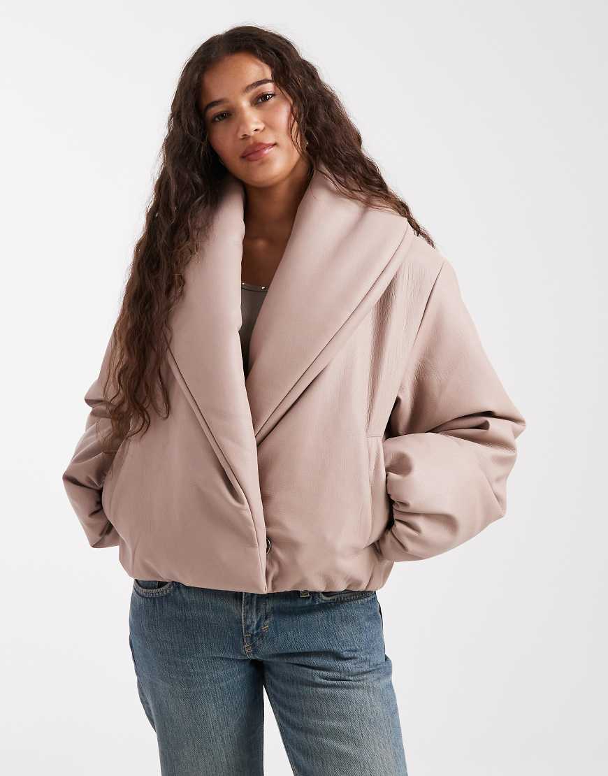 Miss Selfridge - Cropped-Pufferjacke aus Kunstleder in Steinbeige-Neutral von Miss Selfridge