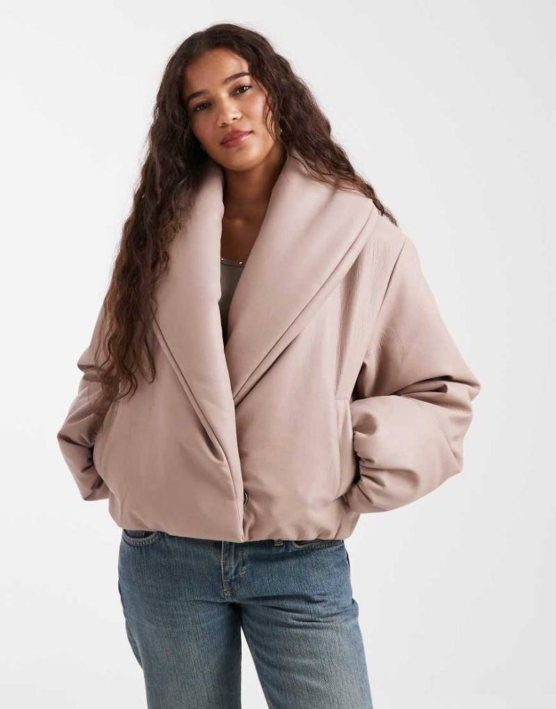 Miss Selfridge - Cropped-Pufferjacke aus Kunstleder in Steinbeige-Neutral von Miss Selfridge