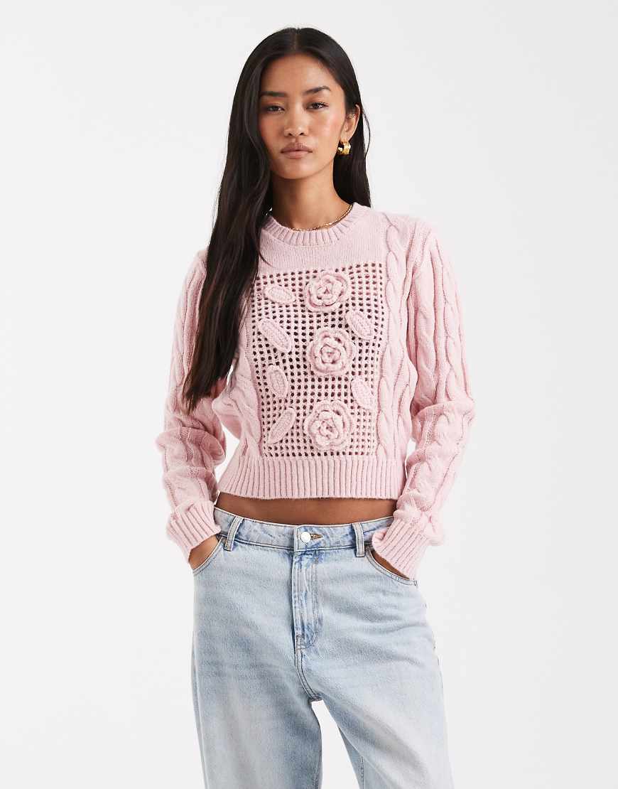 Miss Selfridge - Cropped-Pullover in Zartrosa mit gehäkeltem Blumendetail von Miss Selfridge