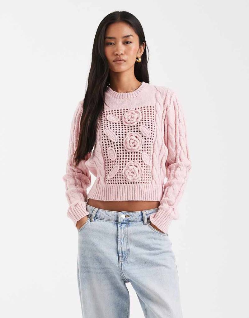 Miss Selfridge - Cropped-Pullover in Zartrosa mit gehäkeltem Blumendetail von Miss Selfridge
