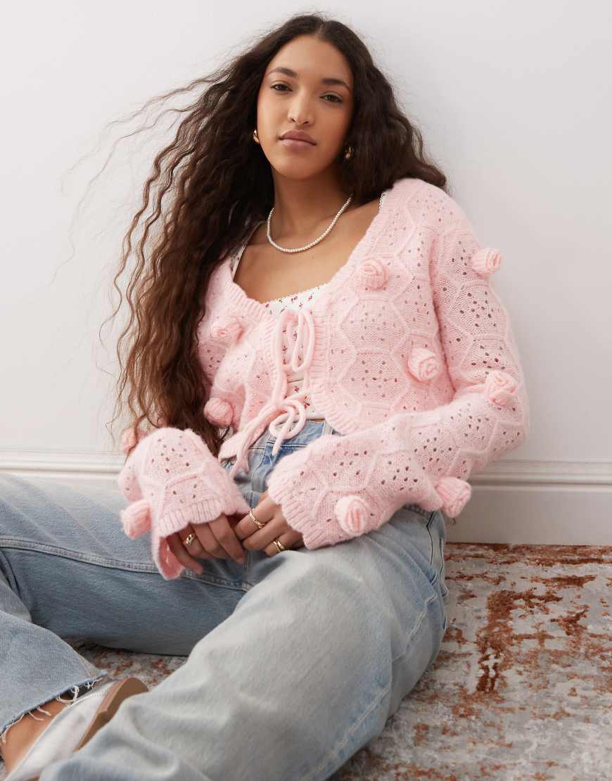Miss Selfridge - Cropped Strickjacke in Rosa mit 3D-Blumen von Miss Selfridge