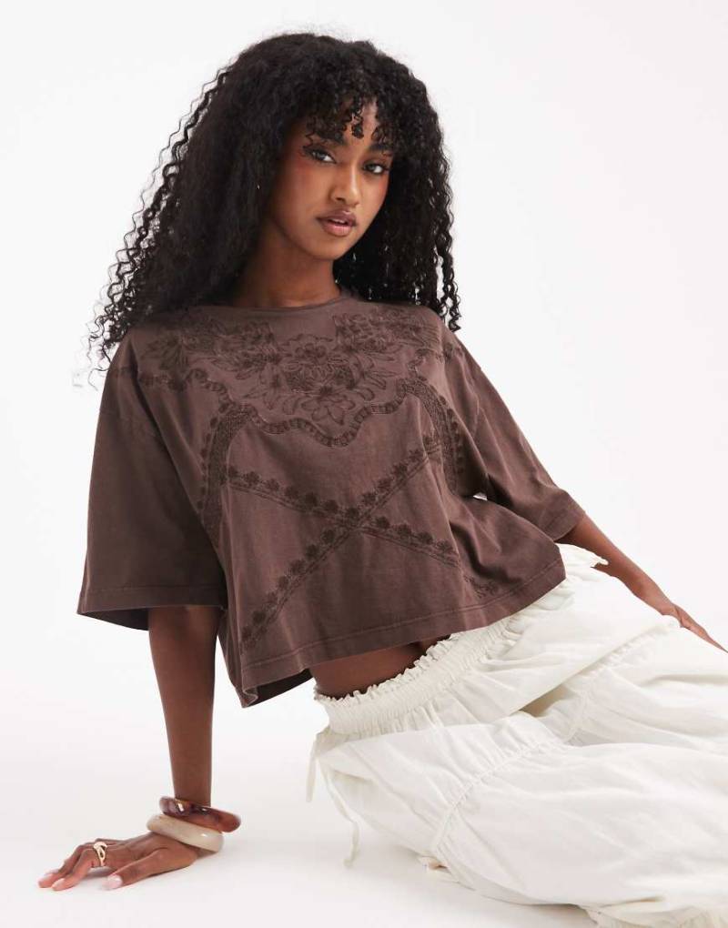 Miss Selfridge - Cropped T-Shirt in Schokobraun mit Western-Stickerei-Brown von Miss Selfridge