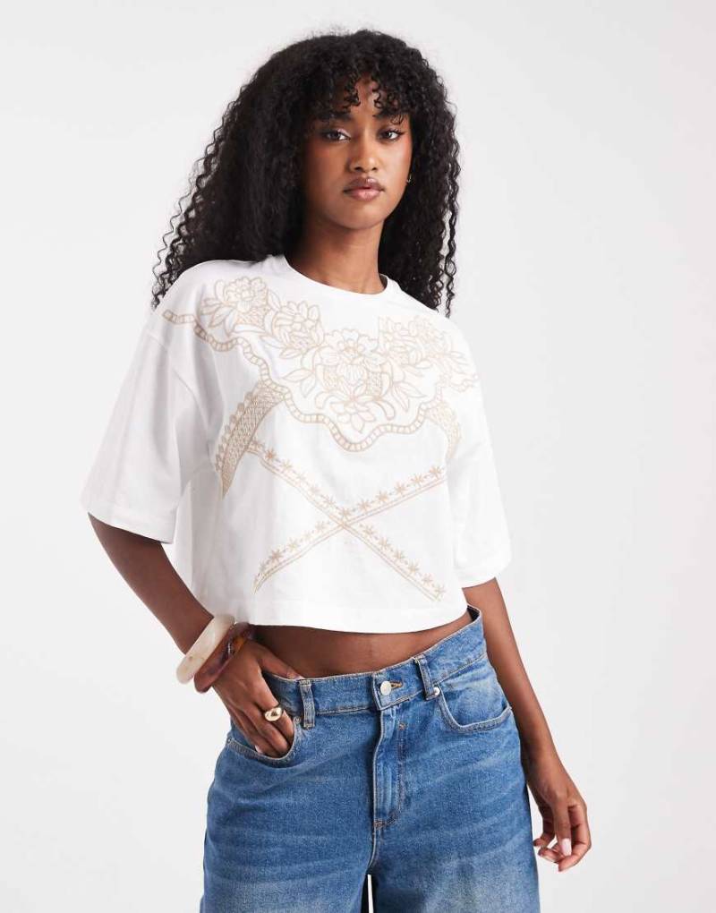Miss Selfridge - Cropped T-Shirt in Weiß mit Western-Stickerei von Miss Selfridge