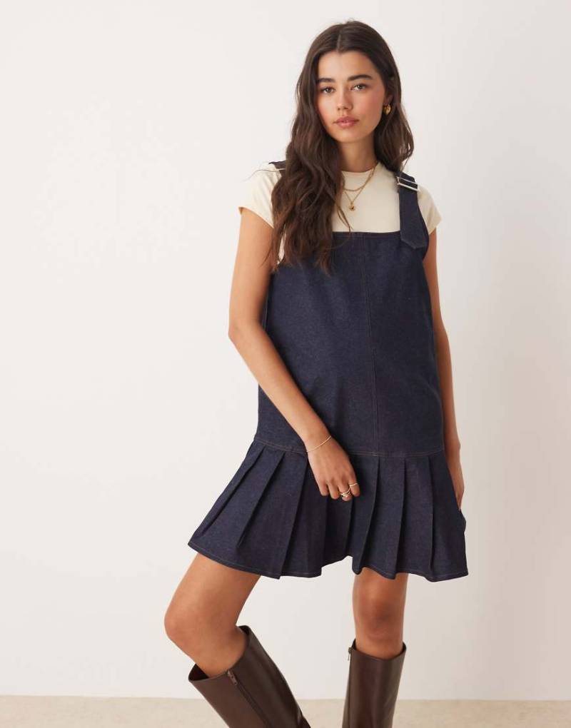 Miss Selfridge - Denim-Schürzenkleid in Indigoblau mit tiefer Taille und Faltenrock-Marineblau von Miss Selfridge