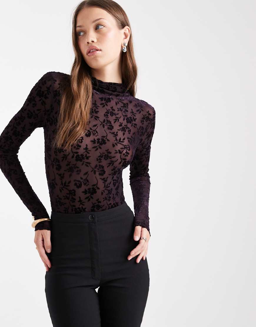 Miss Selfridge - Devoré-Body in Lila mit hohem Kragen von Miss Selfridge