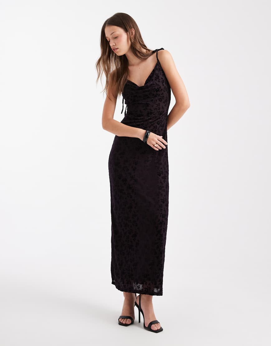 Miss Selfridge - Devoré-Maxikleid in Lila mit Wasserfallausschnitt von Miss Selfridge