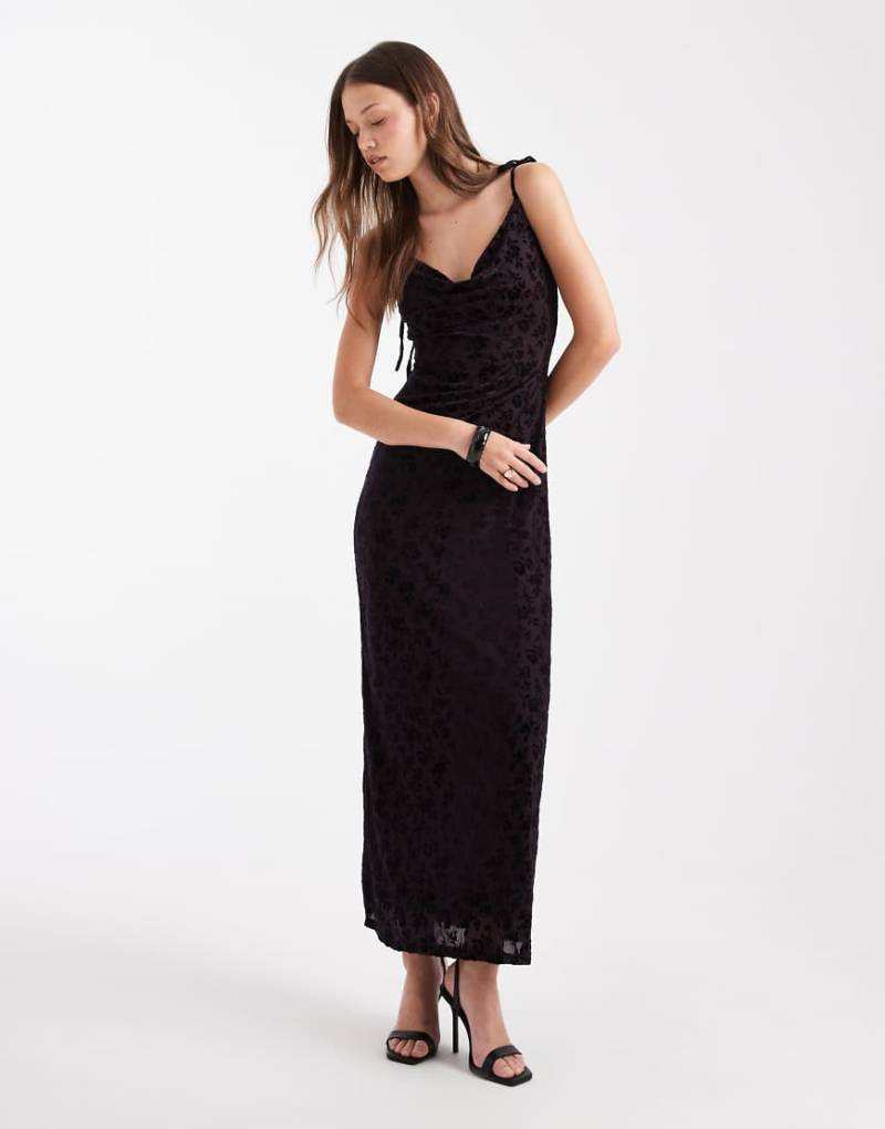 Miss Selfridge - Devoré-Maxikleid in Lila mit Wasserfallausschnitt von Miss Selfridge