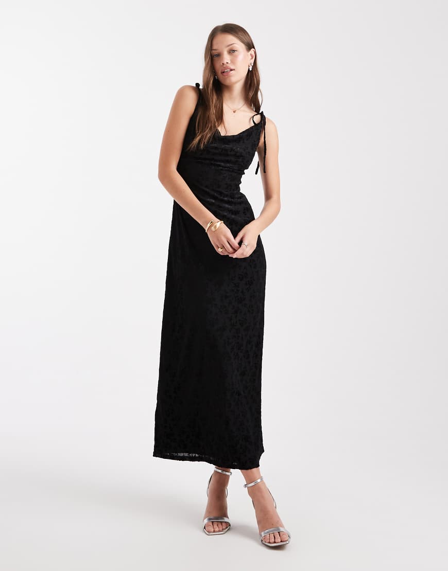Miss Selfridge - Devoré-Maxikleid in Schwarz mit Wasserfallausschnitt von Miss Selfridge