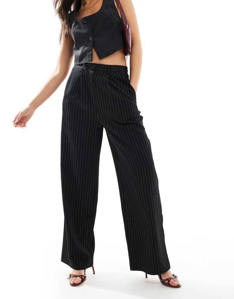 Miss Selfridge - Elegante Dad-Hose in Schwarz mit Nadelstreifen und weitem Bein-Grau von Miss Selfridge