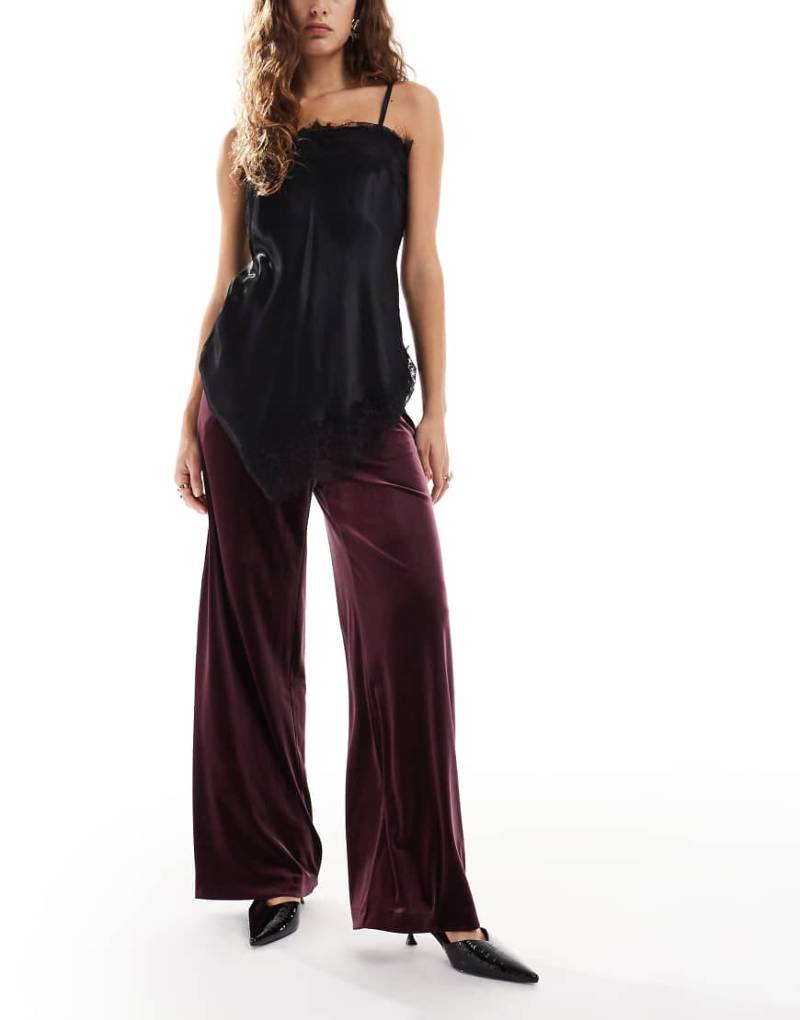 Miss Selfridge - Elegante Hose aus beerenrotem Samt mit weitem Bein von Miss Selfridge