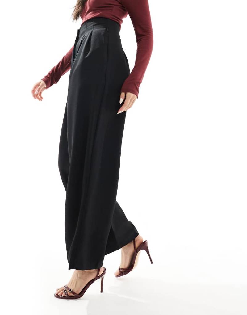 Miss Selfridge - Elegante Hose in Schwarz mit abgerundetem Beinschnitt von Miss Selfridge