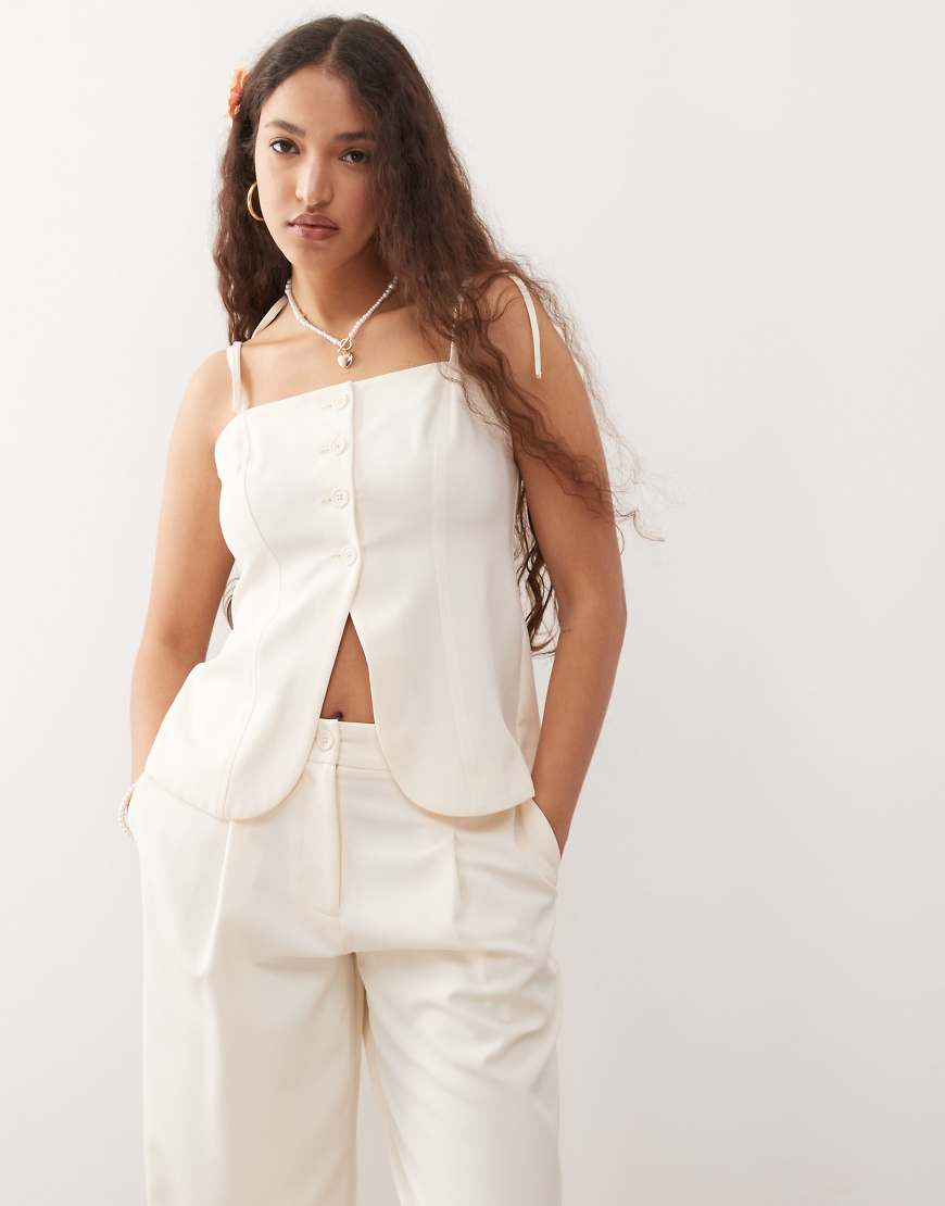 Miss Selfridge - Elegante Weste in Creme mit Bindeträgern, Kombiteil-Weiß Miss Selfridge - Elegante Weste in Creme mit Bindeträgern, Kombiteil-Weiß von Miss Selfridge