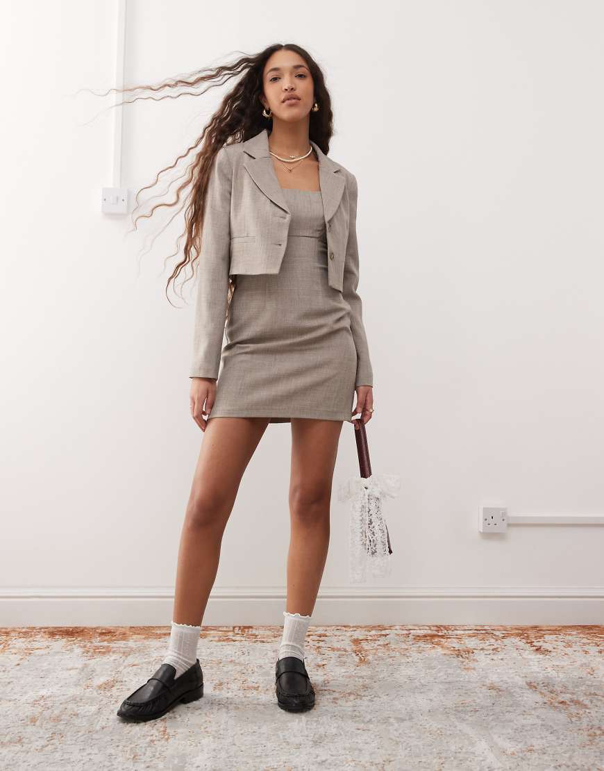 Miss Selfridge - Eleganter Cropped-Blazer in warmem Grau von Miss Selfridge