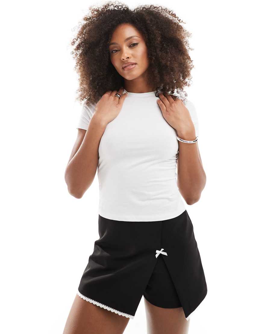Miss Selfridge - Eleganter Mini-Skort in Schwarz mit Schleifendetail Miss Selfridge - Eleganter Mini-Skort in Schwarz mit Schleifendetail von Miss Selfridge