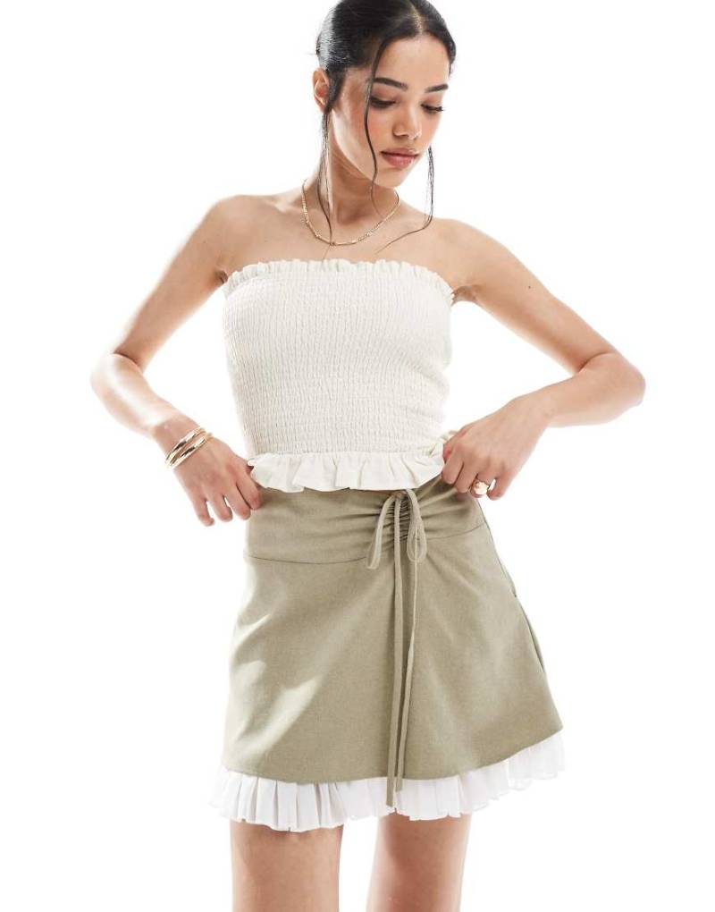 Miss Selfridge - Eleganter Minirock in Olivgrün mit Rüschensaum-Schwarz von Miss Selfridge