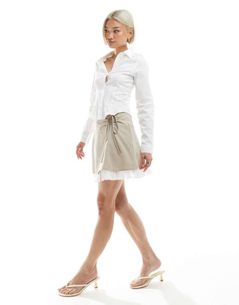 Miss Selfridge - Eleganter Minirock in Steinbeige mit Rüschensaum-Braun von Miss Selfridge