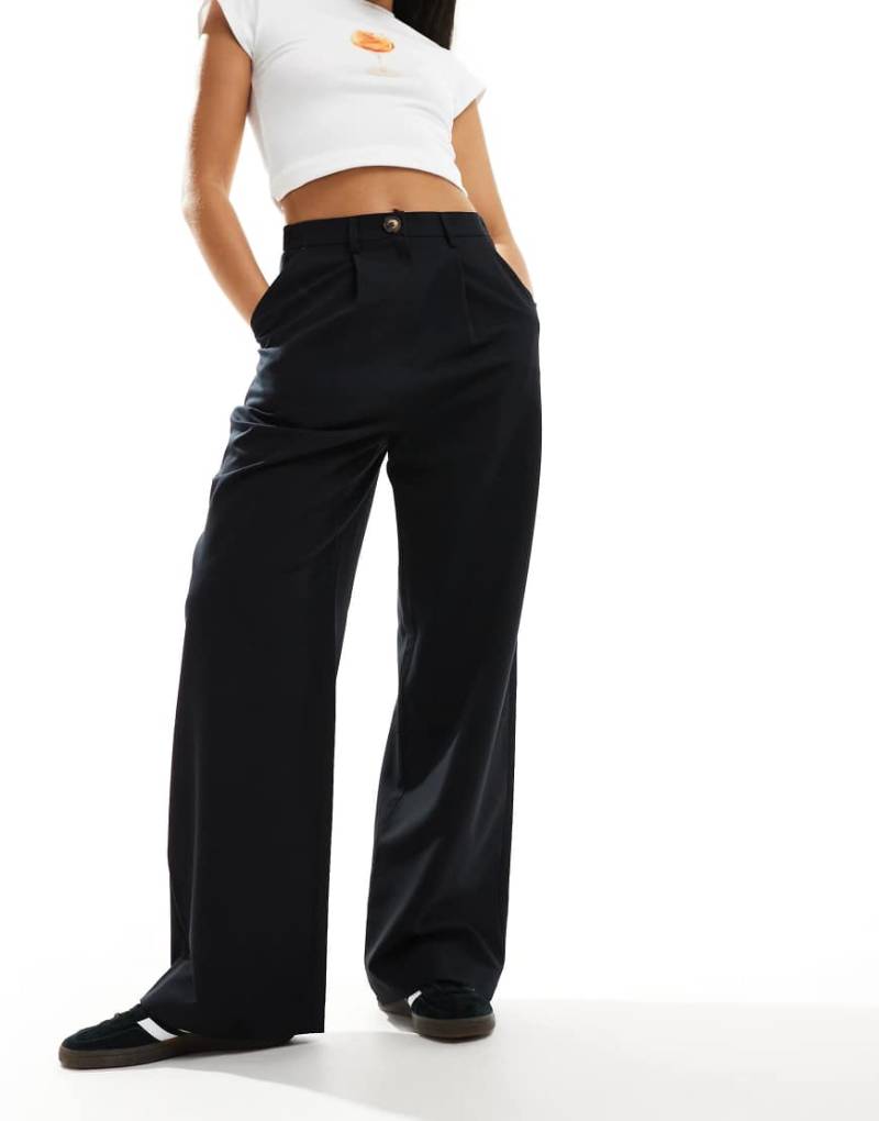 Miss Selfridge - Essential - Hose in Schwarz mit weitem Bein von Miss Selfridge