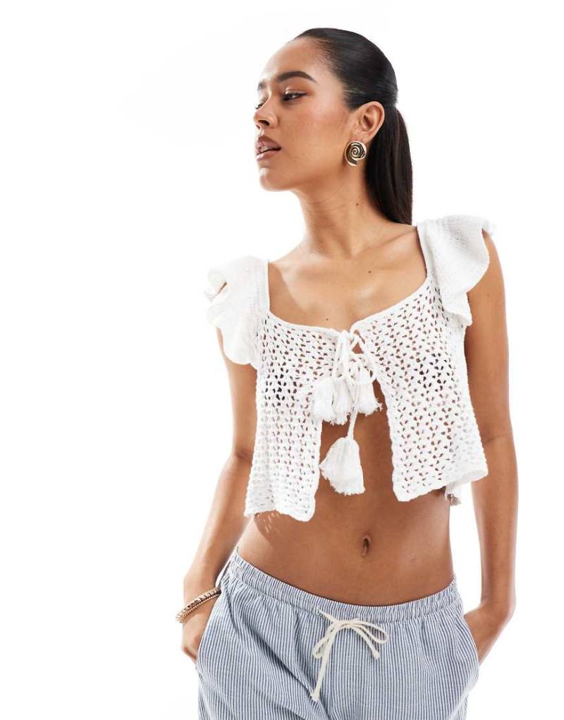 Miss Selfridge - Festival - Oberteil aus Häkelware in Creme mit Bindedetail-Weiß von Miss Selfridge