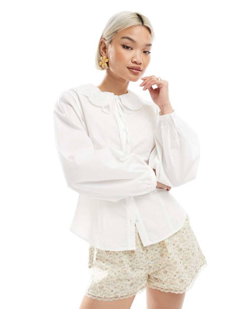 Miss Selfridge - Figurbetonte Bluse in Weiß mit Kragen von Miss Selfridge