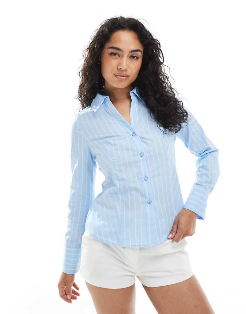 Miss Selfridge - Figurbetonte Hemdbluse aus Popeline in Blau mit Nadelstreifen von Miss Selfridge