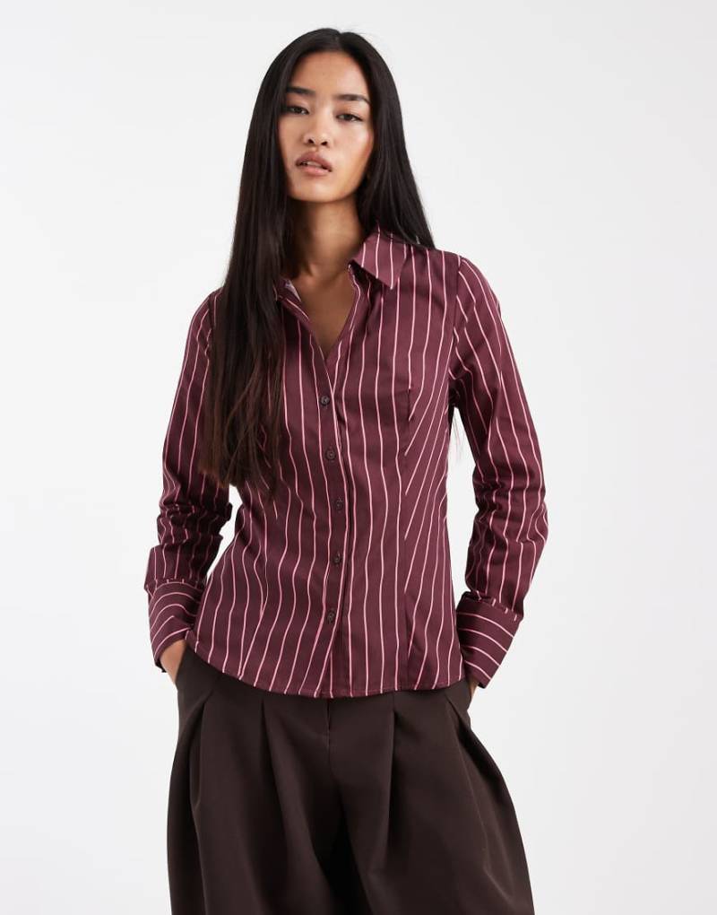 Miss Selfridge - Figurbetonte Hemdbluse aus Popeline in Feige mit Nadelstreifen-Bunt von Miss Selfridge