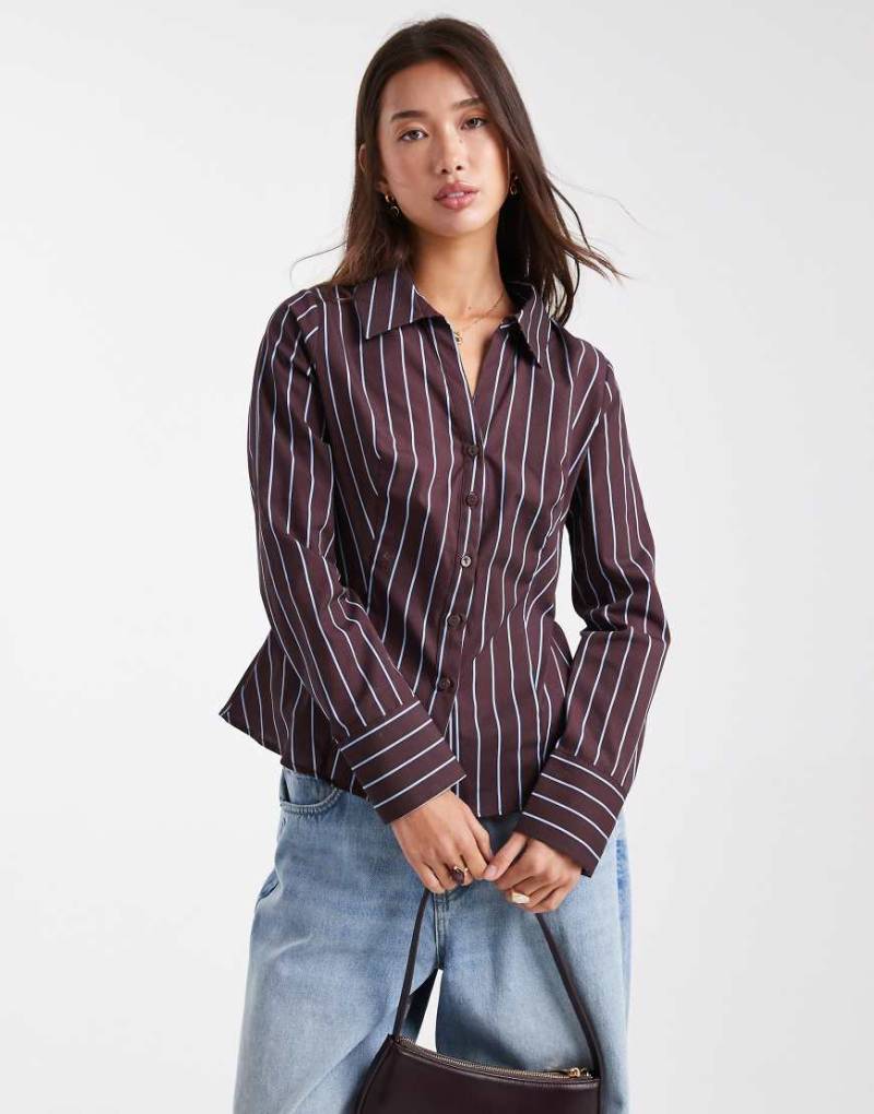 Miss Selfridge - Figurbetonte Hemdbluse aus Popeline in Schokobraun mit Nadelstreifen-Bunt von Miss Selfridge