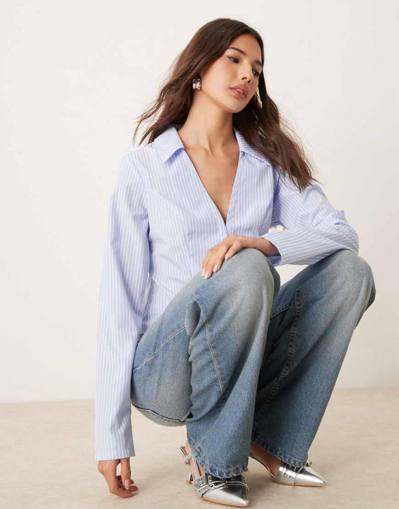 Miss Selfridge - Figurbetonte Hemdbluse aus Popeline in gestreiftem Blau Miss Selfridge - Figurbetonte Hemdbluse aus Popeline in gestreiftem Blau von Miss Selfridge