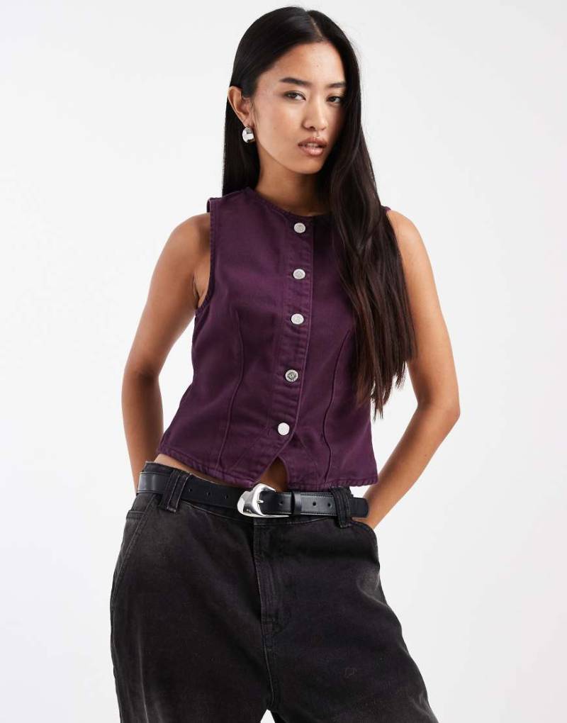 Miss Selfridge - Figurbetonte Jeansweste in Pflaume-Rot von Miss Selfridge