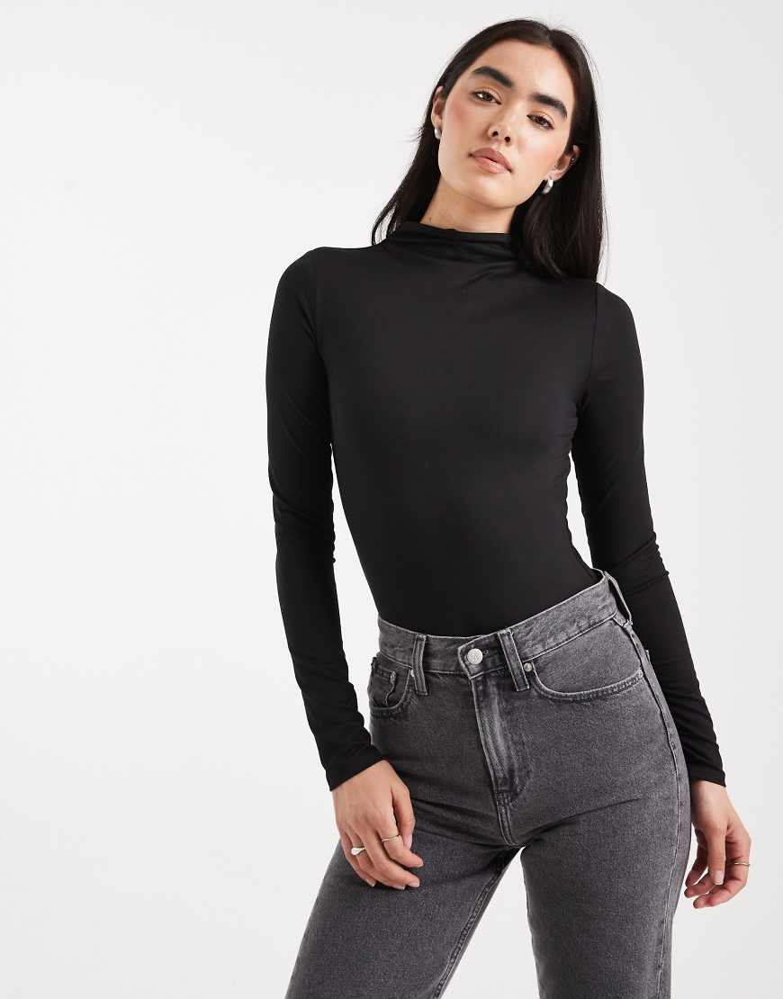 Miss Selfridge - Figurbetonter Body in Schwarz mit Stehkragen von Miss Selfridge