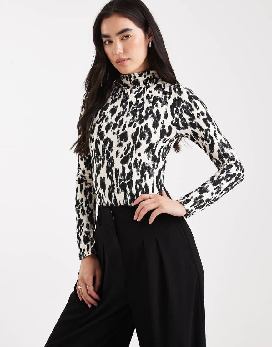 Miss Selfridge - Figurbetonter Body mit Stehkragen und Animalprint-Bunt von Miss Selfridge