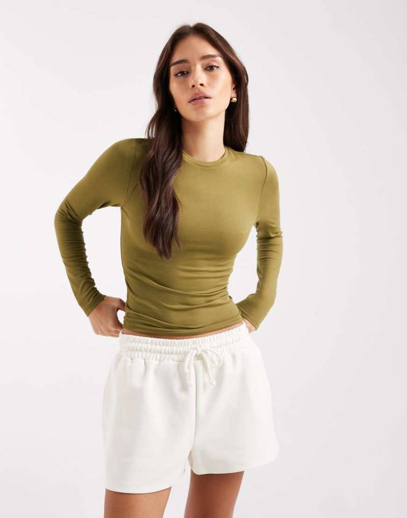 Miss Selfridge - Figurbetontes, langärmliges T-Shirt in Olivgrün von Miss Selfridge