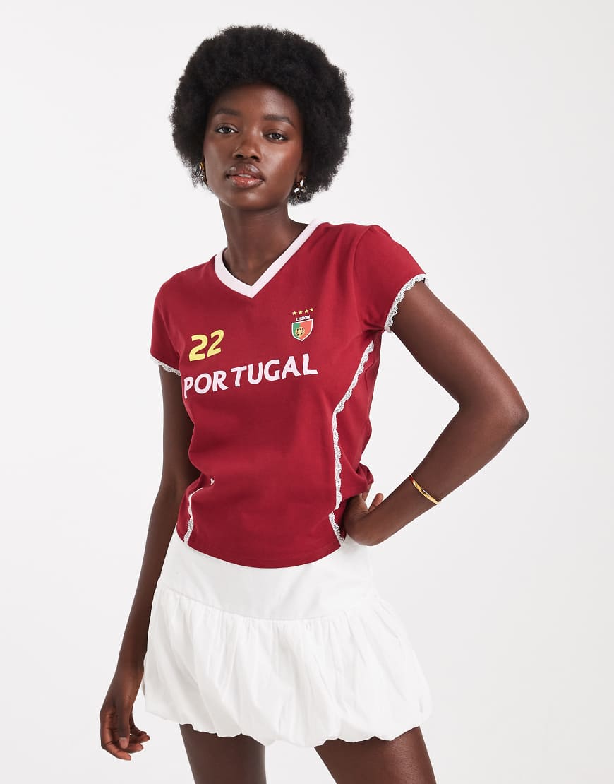 Miss Selfridge - Figurbetontes Fußball-T-Shirt-Rot Miss Selfridge - Figurbetontes Fußball-T-Shirt-Rot von Miss Selfridge