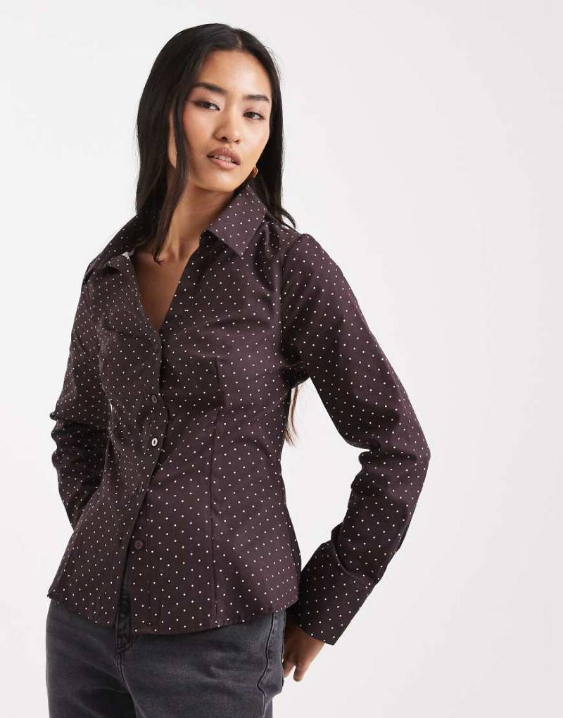 Miss Selfridge - Figurbetontes Popeline-Hemd in Schokobraun mit Polka Dots-Bunt von Miss Selfridge