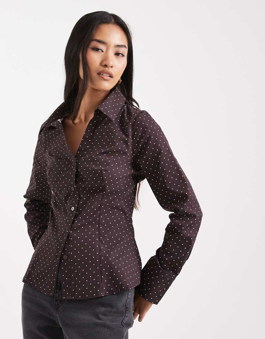 Miss Selfridge - Figurbetontes Popeline-Hemd in Schokobraun mit Polka Dots-Bunt von Miss Selfridge