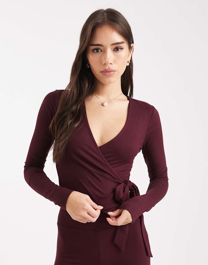 Miss Selfridge - Figurbetontes Wickeloberteil in Pflaume-Lila von Miss Selfridge