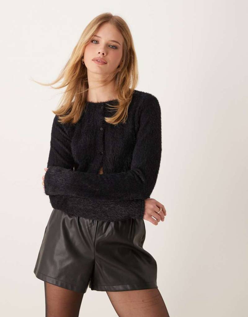 Miss Selfridge - Flauschige, gerippte Strickjacke in Schwarz von Miss Selfridge