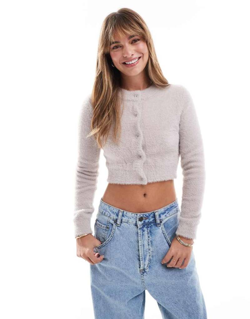 Miss Selfridge - Flauschige, knappe Strickjacke in Pilzbraun-Neutral von Miss Selfridge